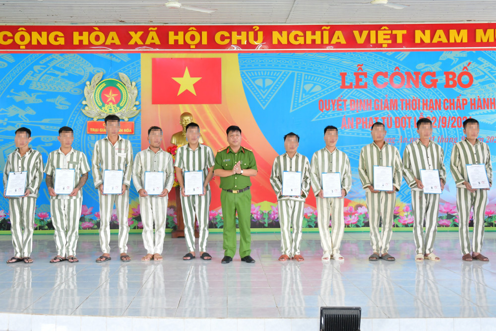 Thượng tá Phạm Văn Thúy - Phó Giám thị Trại giam Thạnh Hòa trao quyết định giảm thời hạn chấp hành án phạt tù cho các phạm nhân. Thượng tá Phạm Văn Thúy - Phó Giám thị Trại giam Thạnh Hòa trao quyết định giảm thời hạn chấp hành án phạt tù cho các phạm nhân.