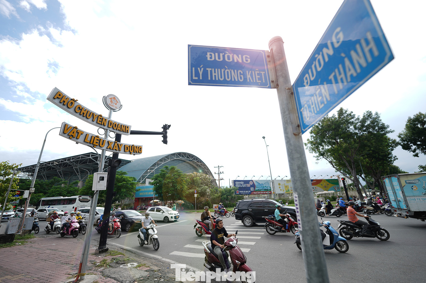 Vào tháng 4/2023, UBND Quận 10 tổ chức Lễ ra mắt Phố chuyên doanh vật liệu xây dựng. Việc hình thành và xây dựng “Phố chuyên doanh vật liệu xây dựng” trên địa bàn Quận 10 tại tuyến đường Tô Hiến Thành và Thành Thái nhằm đảm bảo tổ chức tốt công tác quản lý ở địa phương, giúp doanh nghiệp phát triển ổn định, bền vững, vừa giữ gìn và phát triển thương hiệu chuyên doanh vật liệu xây dựng tại hai tuyến đường này, đồng thời gắn với phát triển các điểm du lịch, di tích lịch sử trên địa bàn quận 10.