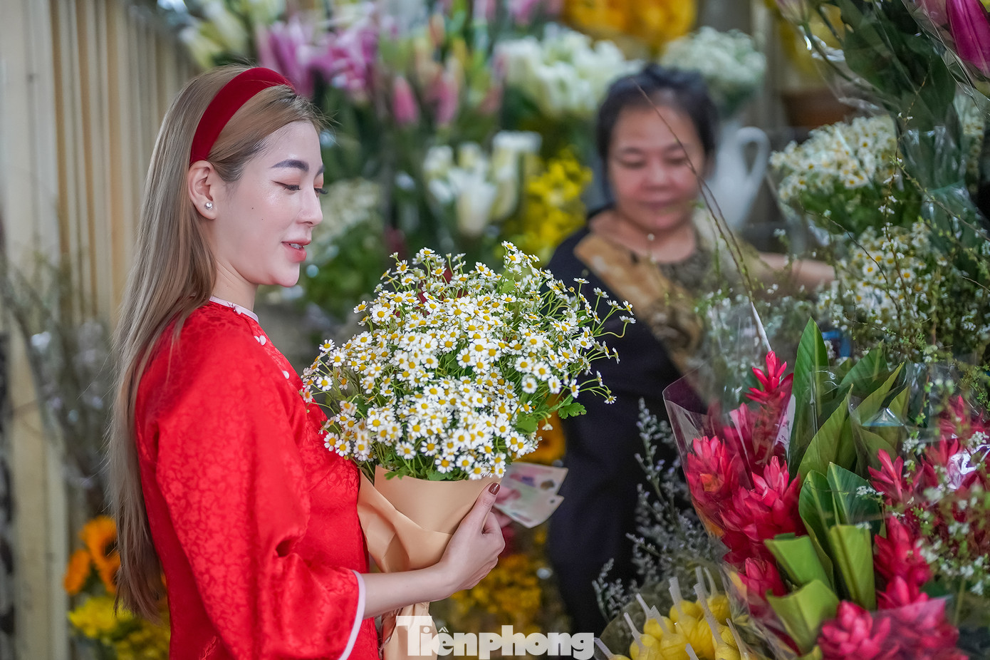 Phía chợ Bến Thành cũng nhộn nhịp hơn khi các hàng hoa được du khách và người dân tìm đến để chọn phụ kiện chụp ảnh.