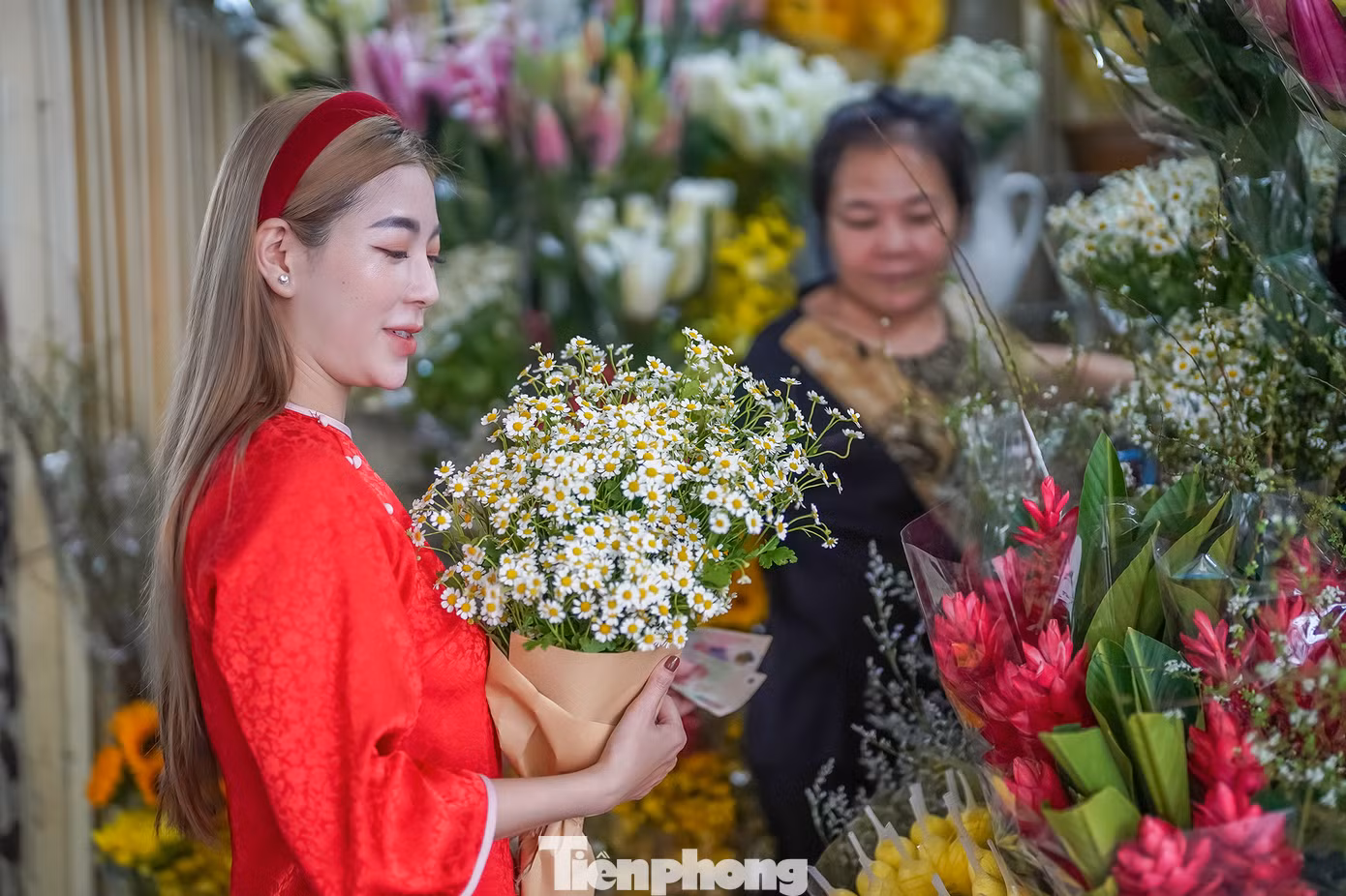 Phía chợ Bến Thành cũng nhộn nhịp hơn khi các hàng hoa được du khách và người dân tìm đến để chọn phụ kiện chụp ảnh.