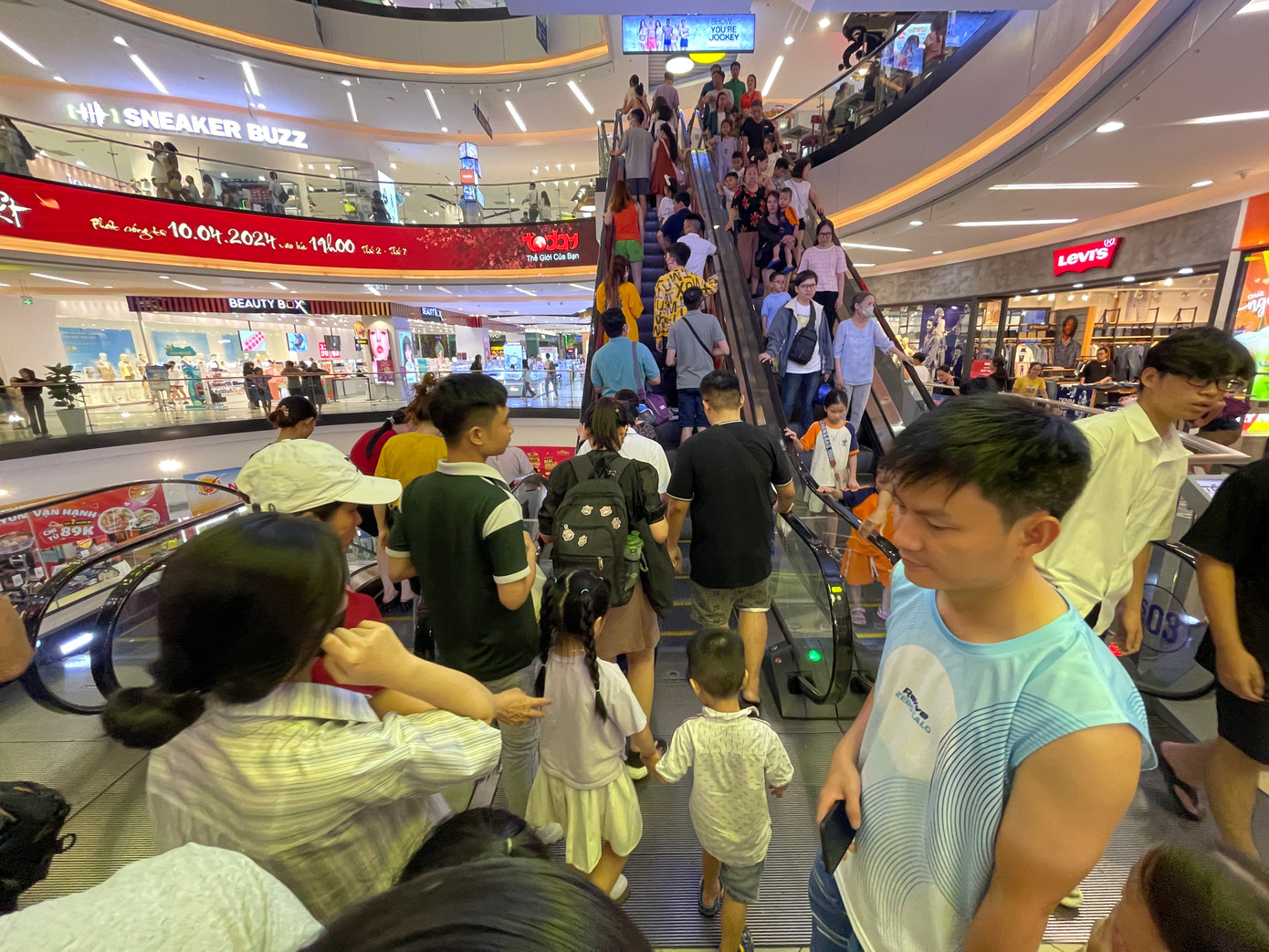 "Gần 20h rồi mà ngoài trời vẫn rất nóng, nhà tôi trong hẻm nhỏ, hơi bí nên dẫn vợ và con ra đây để ăn tối, tiện thể vui chơi giải trí và tránh nóng. Tầm 22h thì cả nhà sẽ về. Giờ đó, tôi nghĩ tiết trời cũng dễ chịu rồi" - anh Lê Văn Thịnh (ngụ quận 5) chia sẻ.