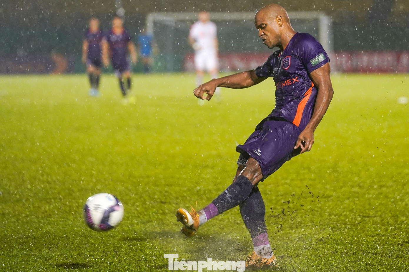 Các đường chuyền cũng giảm đáng kể độ chính xác vì mưa lớn. Các đường chuyền cũng giảm đáng kể độ chính xác vì mưa lớn.