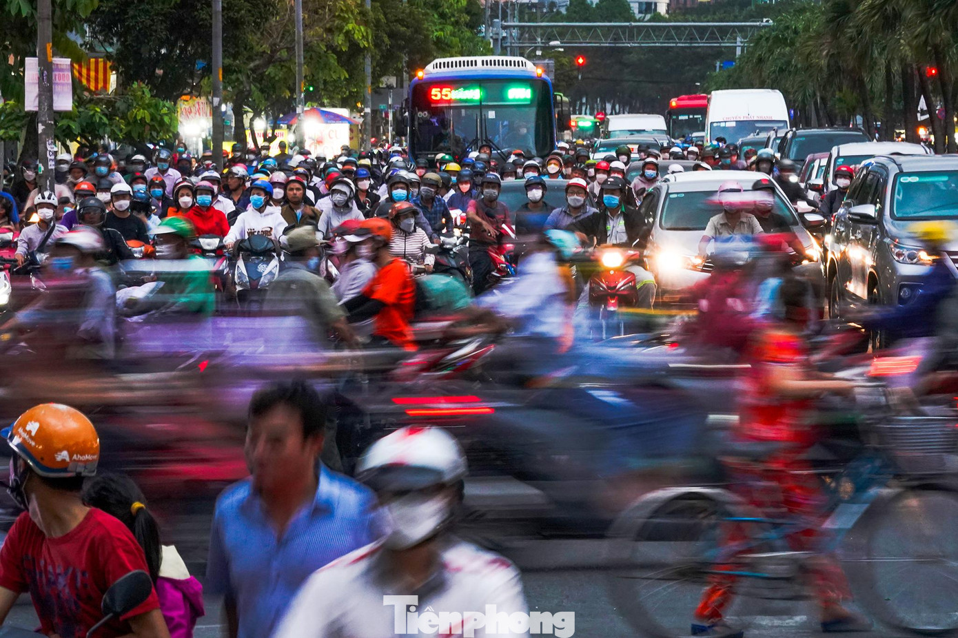 Vào giờ cao điểm, xe buýt chật vật chen chúc giữa &quot;biển&quot; phương tiện cá nhân.