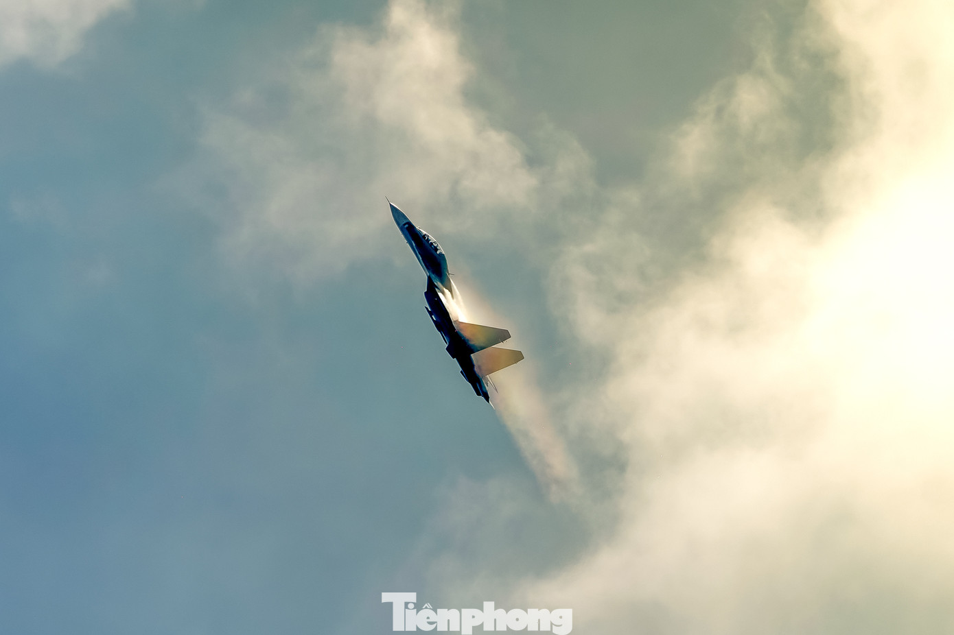 Một chiếc Su-30MK2 thể hiện thao tác tăng tốc, hướng thẳng lên không trung.