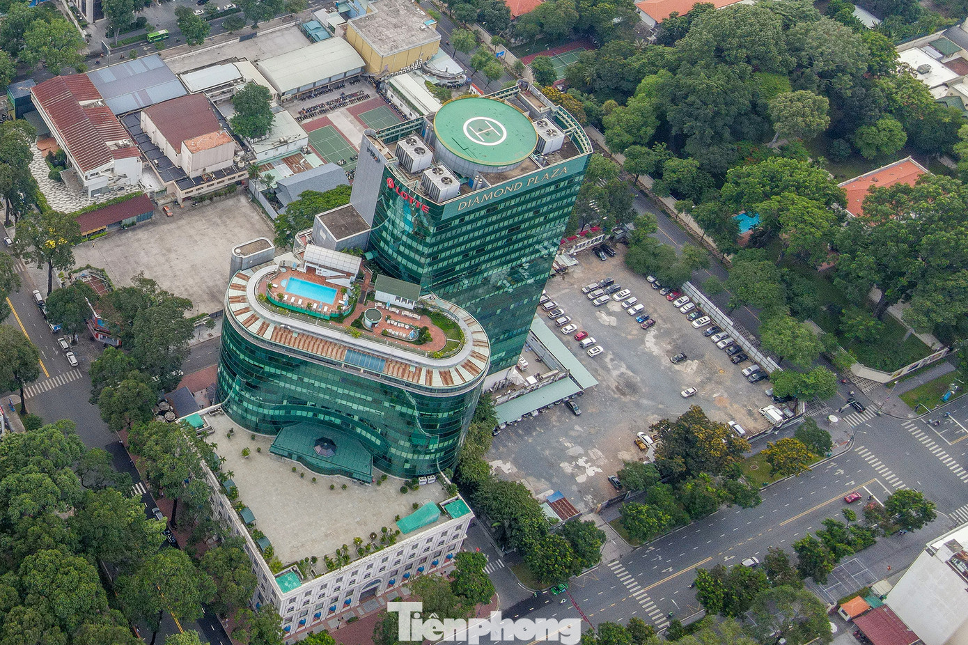 Khu đất số 8-12 Lê Duẩn có tổng diện tích 4.896,3m2, gồm 2 khu đất tại số 8 và số 12 Lê Duẩn, được xác lập sở hữu Nhà nước vào năm 1994 và giao Công ty Quản lý kinh doanh nhà ký hợp đồng cho 4 công ty Kim khí, Hóa chất vật liệu điện, Thiết bị phụ tùng và Vitaco thuê đất, trả tiền thuê hằng năm. Khu đất này từng được sử dụng làm bãi giữ xe.