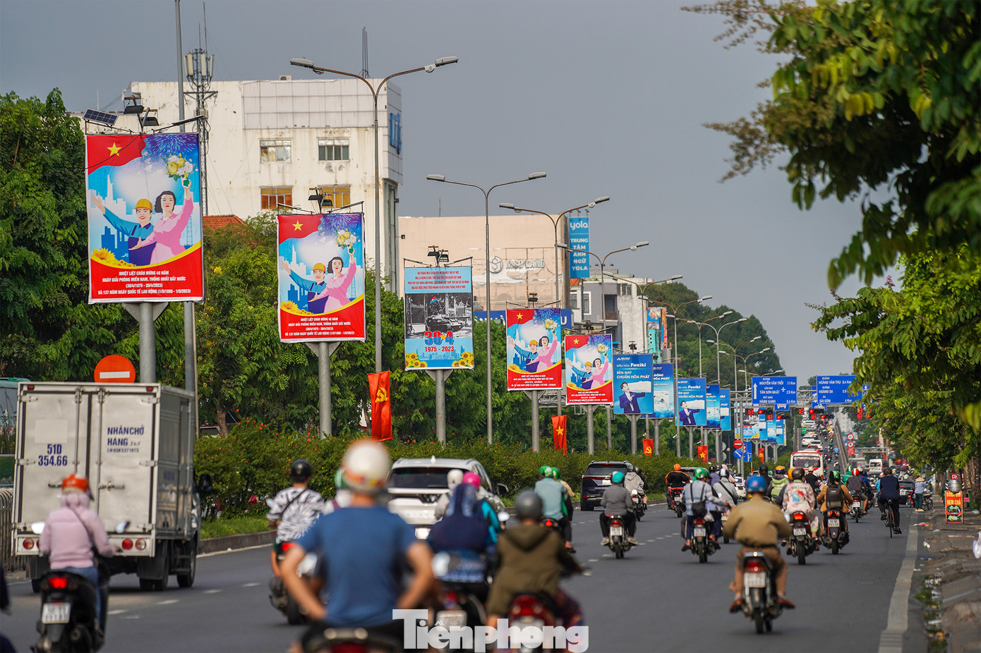 Dọc các tuyến đường lớn, cờ hoa rợp sắc chào mừng ngày đất nước thống nhất...