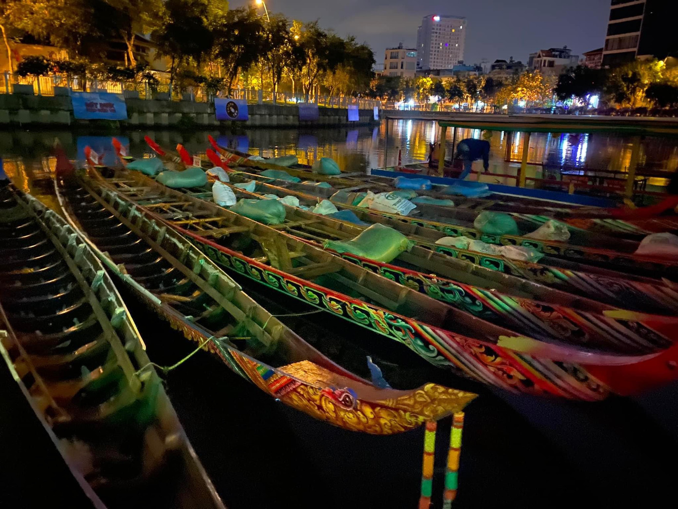 Ghe ngo đã được tập kết tại bến thuyền du lịch Nội đô trên kênh Nhiêu Lộc. Ghe ngo đã được tập kết tại bến thuyền du lịch Nội đô trên kênh Nhiêu Lộc.