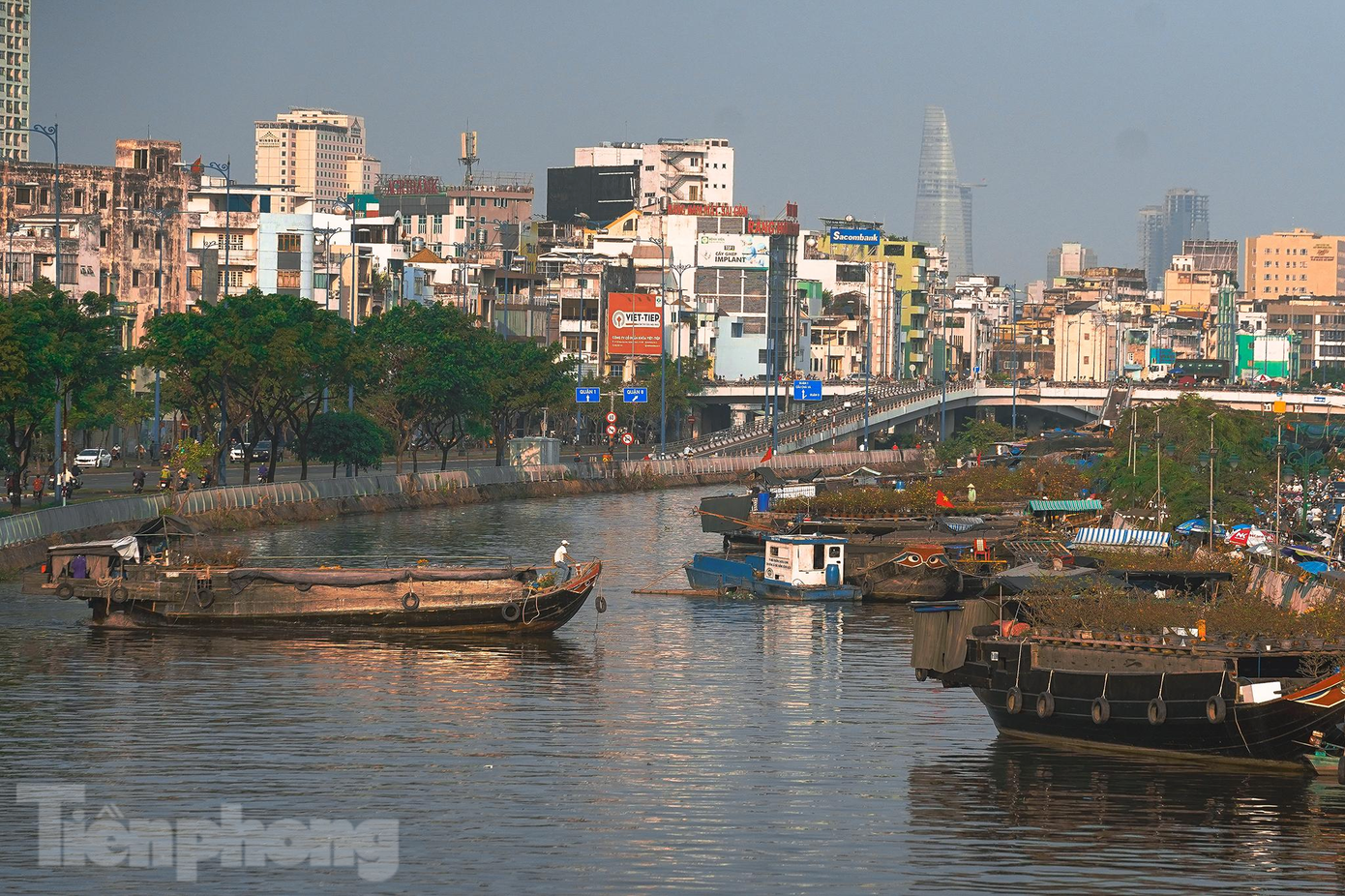 Năm nay, đến 26/1 (tức 24 tháng Chạp), các tiểu thương từ miền Tây mới bắt đầu cho hoa cập Bến Bình Đông.