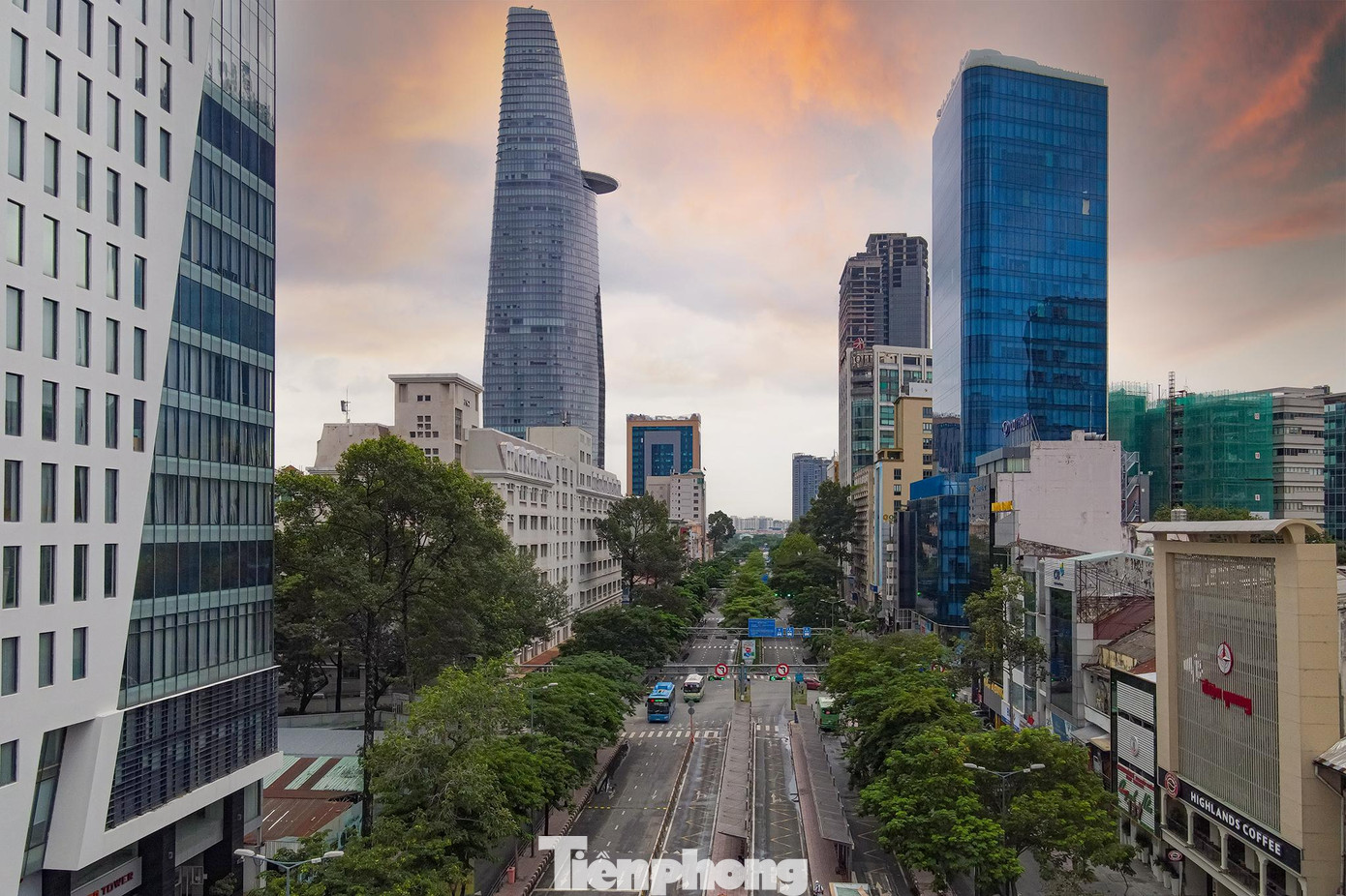 Trạm trung tâm xe buýt trên đường Hàm Nghi (Quận 1) được đầu tư nhiều tiện nghi, có cả nhà vệ sinh hiện đại nhưng khá thưa vắng khách. &quot;Nhà tôi ở Khu dân cư Tân Quy Đông, quận 7. Từ nhà sang cơ quan gần 10km, nếu đi xe máy mất độ 40 phút. Sau lưng nhà tôi - cuối đường 65 phường Tân Phong là bến xe buýt 38 từ Tân Quy đi Bến Thành- Đầm Sen. Thỉnh thoảng, tôi đi làm bằng xe buýt với 2 chuyến: 38 xuống Bến Thành và từ Bến Thành bắt chuyến 152 (5.000 đồng) hoặc 04 (6.000 đồng) đi ngang cơ quan ở gần chùa Vĩnh Nghiêm-cầu Công Lý. Nếu mọi sự thuận lợi thì từ nhà đến cơ quan bằng xe buýt, tôi mất hơn 1 giờ đồng hồ với 11.000 hoặc 12.000 đồng, tiện và rẻ&quot;, bà Nguyễn Thị Thanh, ngụ quận 7 chia sẻ.