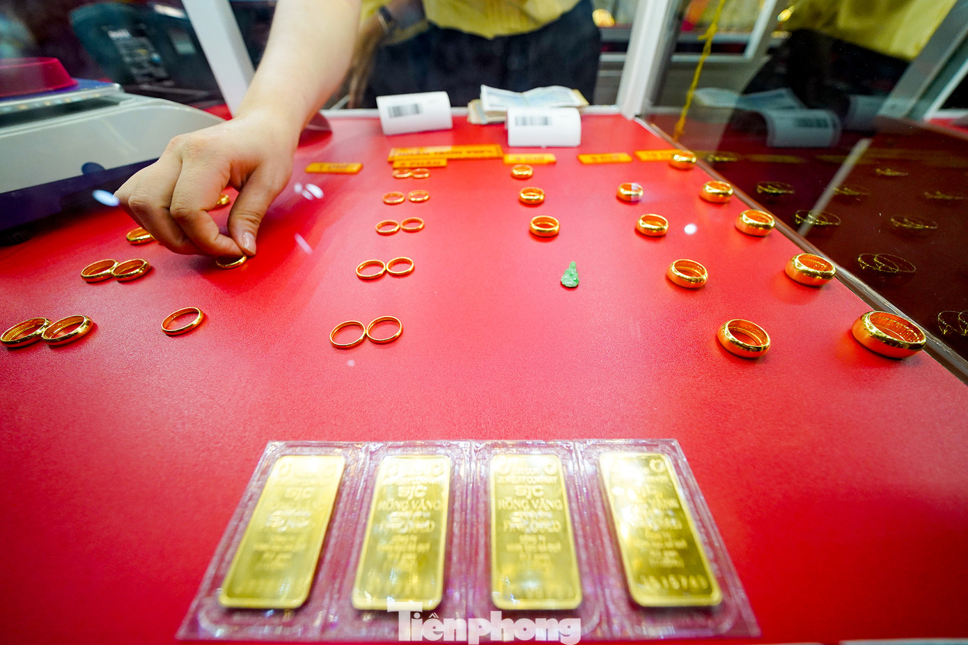 Khác với những năm trước, mẫu mã sản phẩm vàng theo bộ sưu tập dịp vía Thần tài năm nay khá hạn chế. Thay vào đó, các sản phẩm vàng miếng, vàng nhẫn 24K, vàng 99,99% được các doanh nghiệp tập trung trưng bày và giới thiệu với khách. Khác với những năm trước, mẫu mã sản phẩm vàng theo bộ sưu tập dịp vía Thần tài năm nay khá hạn chế. Thay vào đó, các sản phẩm vàng miếng, vàng nhẫn 24K, vàng 99,99% được các doanh nghiệp tập trung trưng bày và giới thiệu với khách.