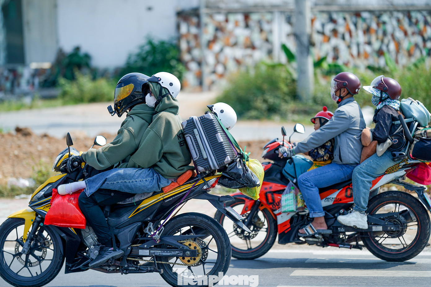 Người dân lỉnh kỉnh đồ đạc quay lại TPHCM sau kỳ nghỉ tết. Theo Trung tâm Dự báo khí tượng Thủy văn quốc gia, trong ngày 2/2, khu vực Nam bộ có mây, ngày nắng, đêm không mưa. Gió Đông Bắc cấp 2-3. Nhiệt độ thấp nhất 21-24 độ C, riêng miền Đông có nơi dưới 21 độ C. Nhiệt độ cao nhất 31-34 độ C.