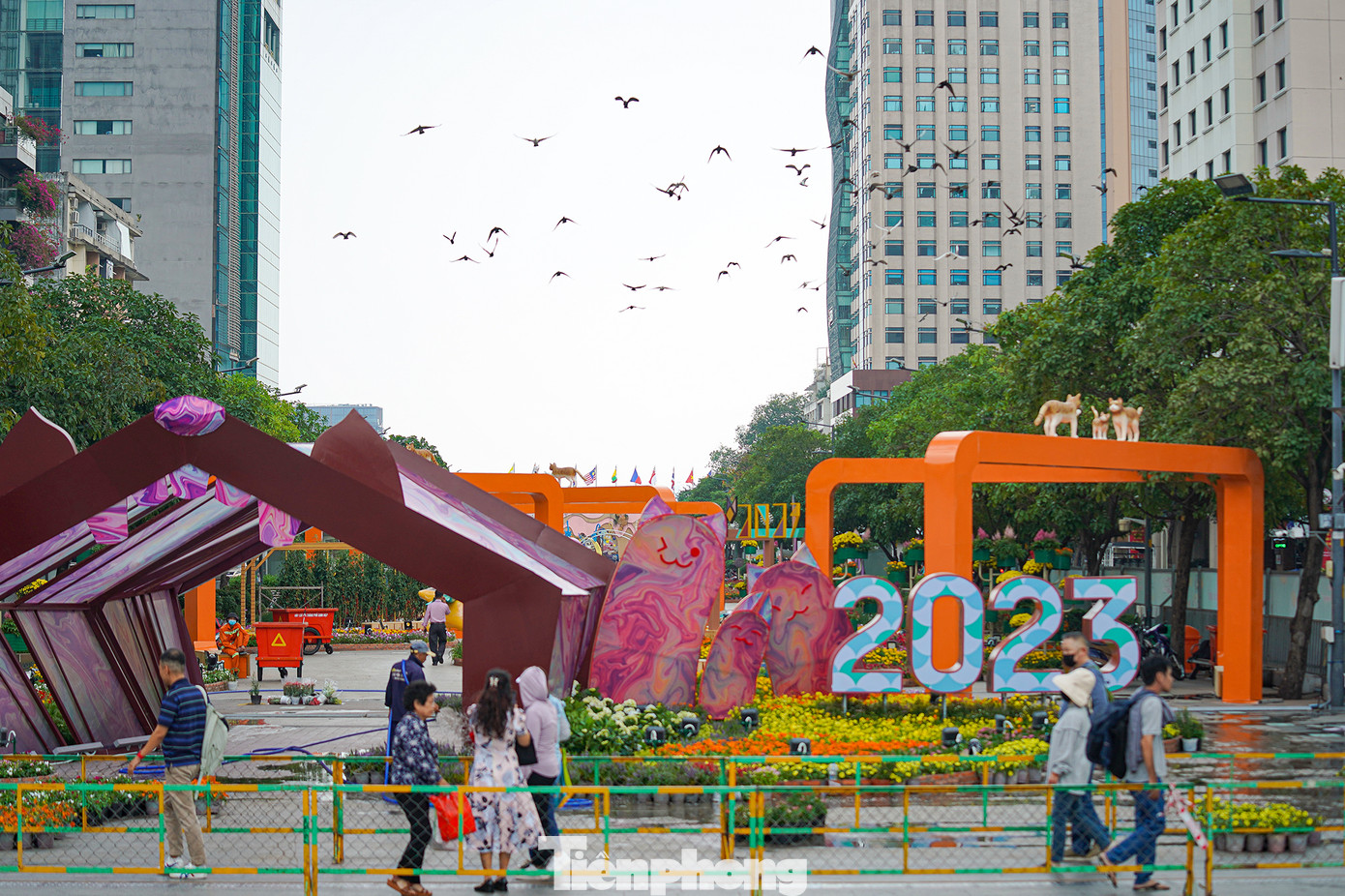 Mặc dù chưa mở cửa nhưng nhiều du khách qua lại vẫn rất thu hút với cách trang trí của các nghệ nhân.