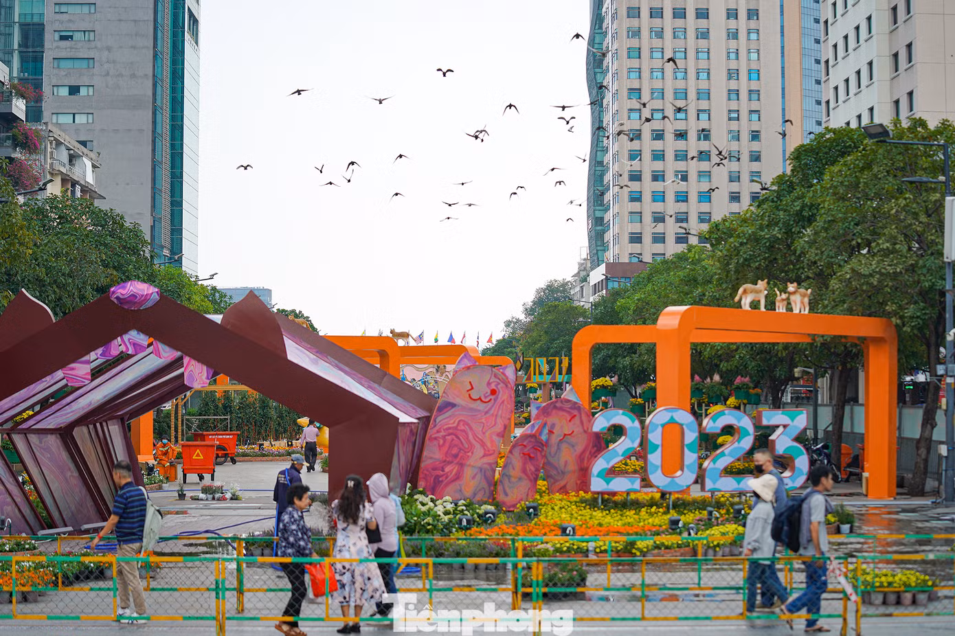 Mặc dù chưa mở cửa nhưng nhiều du khách qua lại vẫn rất thu hút với cách trang trí của các nghệ nhân.