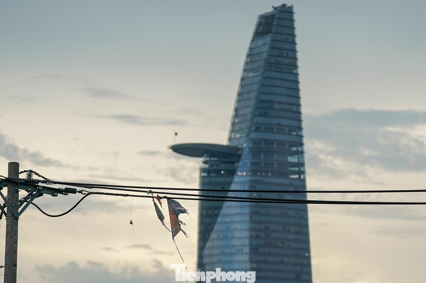 Có thể thấy nguy cơ mất an toàn điện khi đường dây bị diều quấn thế này. Có thể thấy nguy cơ mất an toàn điện khi đường dây bị diều quấn thế này.