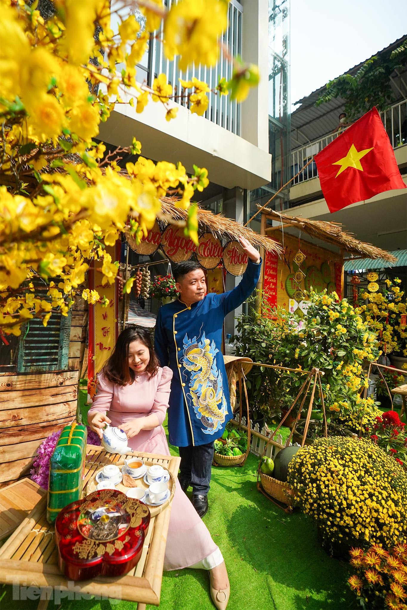 Anh Đỗ Hồng Phát, cán bộ phòng Chỉ đạo tuyến đang tạo dáng bên đồng nghiệp. Xuân mới, anh cũng dành lời chúc an lành, mong bệnh nhân mau hết bệnh, mong đại dịch qua mau để cuộc sống trở về bình thường mới.