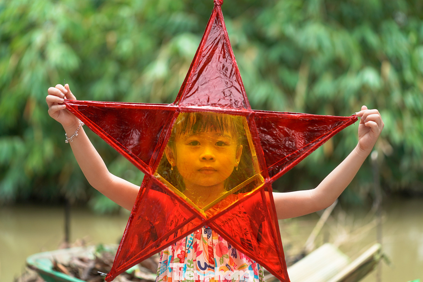 Bé Cát Tường, bé Phương Thảo, bé Lương Khả Hân (áo dài, 6 tuổi, học sinh trường tiểu học TT Tầm Vu) háo hức khoe thành quả.