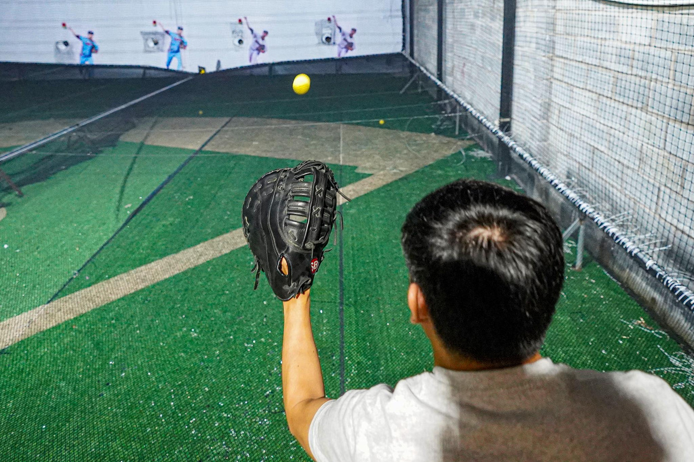 Với những khách chán chơi gậy, có thể dùng găng chuyên dùng cho môn bóng chày bắt bóng.