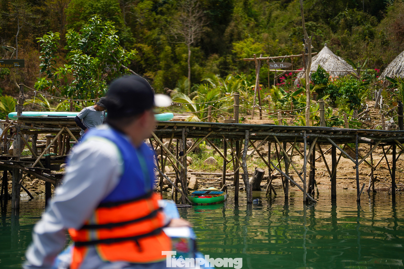 Cách TPHCM gần 170 km, hồ Đa Mi nằm tách biệt với thế giới khô hạn bên ngoài khi vẫn tích được lượng nước lớn trong xanh, mát lạnh. Hồ nằm cách TP Phan Thiết chừng 60 km về phía tây bắc. Xung quanh hồ là những cánh rừng nguyên sinh hùng vĩ, những con suối trong vắt róc rách chảy, bãi cỏ xanh mướt và đẹp nhất, đặc biệt nhất chính là “bộ 3 đệ nhất thác” - thác 9 tầng, thác Mây và thác Mưa. Cách TPHCM gần 170 km, hồ Đa Mi nằm tách biệt với thế giới khô hạn bên ngoài khi vẫn tích được lượng nước lớn trong xanh, mát lạnh. Hồ nằm cách TP Phan Thiết chừng 60 km về phía tây bắc. Xung quanh hồ là những cánh rừng nguyên sinh hùng vĩ, những con suối trong vắt róc rách chảy, bãi cỏ xanh mướt và đẹp nhất, đặc biệt nhất chính là “bộ 3 đệ nhất thác” - thác 9 tầng, thác Mây và thác Mưa.