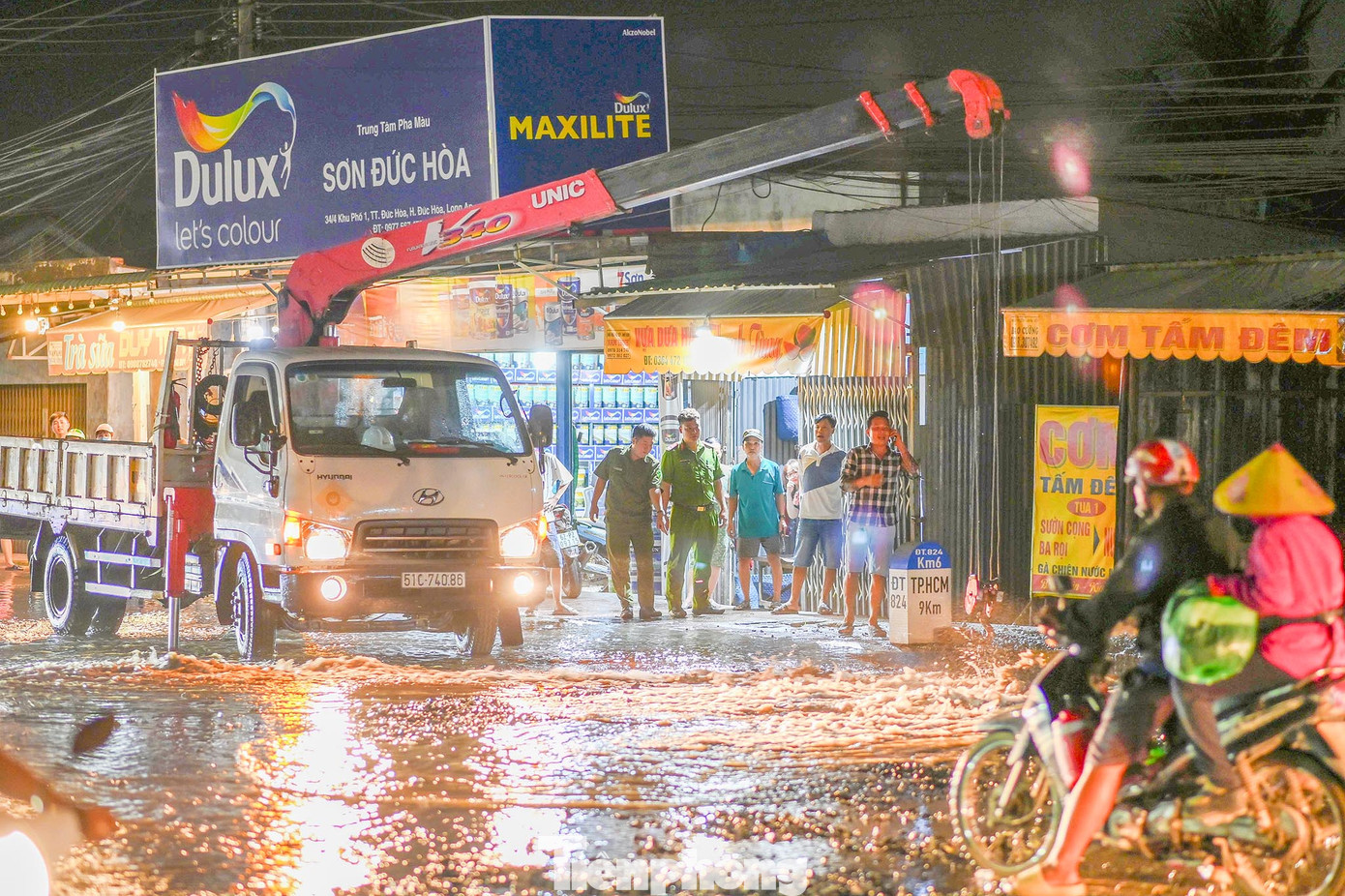 Lực lượng chức năng địa phương có mặt xử lý hiện trường.