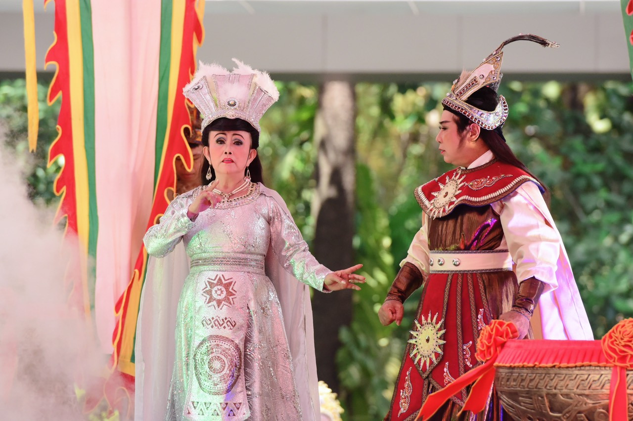 Các tiết mục cúng tế hoạt cảnh &quot;Anh hùng dân tộc&quot; cũng thu hút sự quan tâm của đông đảo khách du lịch.