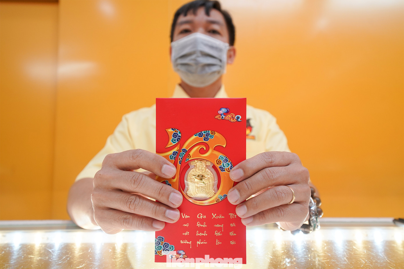 Một phong lì xì có hình Thần tài dát vàng khổ lớn có giá 490.000 đồng và khổ nhỏ là 290.000 đồng. Một phong lì xì có hình Thần tài dát vàng khổ lớn có giá 490.000 đồng và khổ nhỏ là 290.000 đồng.