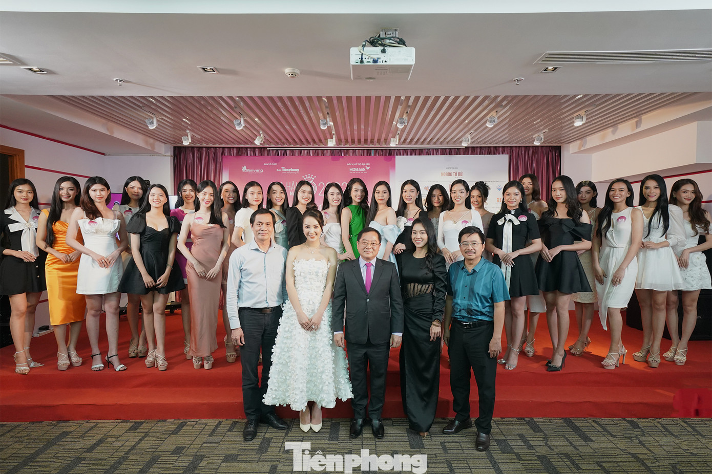 Tân hoa hậu Huỳnh Thị Thanh Thủy nổi bật khi đứng cạnh 25 người đẹp thuộc vòng sơ khảo phía Nam của Hoa hậu Việt Nam.