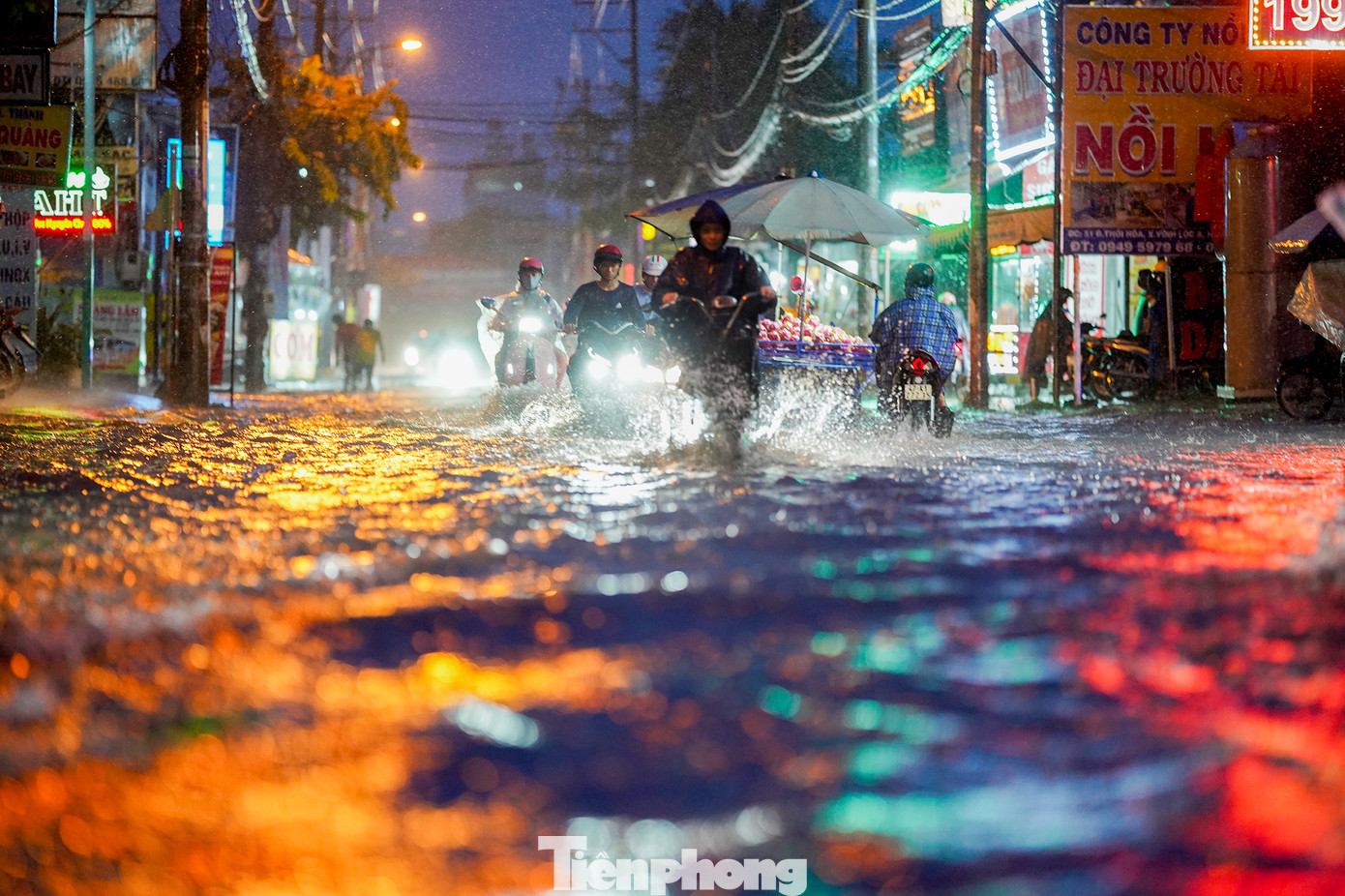 Khoảng 17h, cơn mưa lớn trên địa bàn TPHCM khiến con đường Thới Hoà (xã Vĩnh Lộc A, huyện Bình Chánh), đoạn ngã ba giao với đường Quách Điêu ngập nặng.