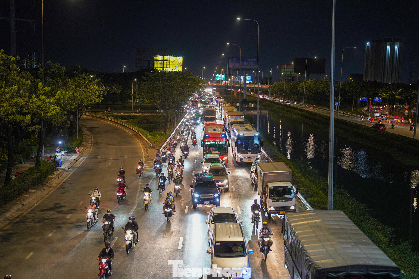Từ cầu vượt vào đại lộ Võ Văn Kiệt, phương tiện nối nhau kéo dài cho đến ranh giới TPHCM - Long An (đoạn vào huyện Bến Lức). Trong ảnh ngay đoạn đèn tín hiệu, dòng phương tiện nối nhau thành hàng dài hướng lên cầu Bình Điền. Từ cầu vượt vào đại lộ Võ Văn Kiệt, phương tiện nối nhau kéo dài cho đến ranh giới TPHCM - Long An (đoạn vào huyện Bến Lức). Trong ảnh ngay đoạn đèn tín hiệu, dòng phương tiện nối nhau thành hàng dài hướng lên cầu Bình Điền.