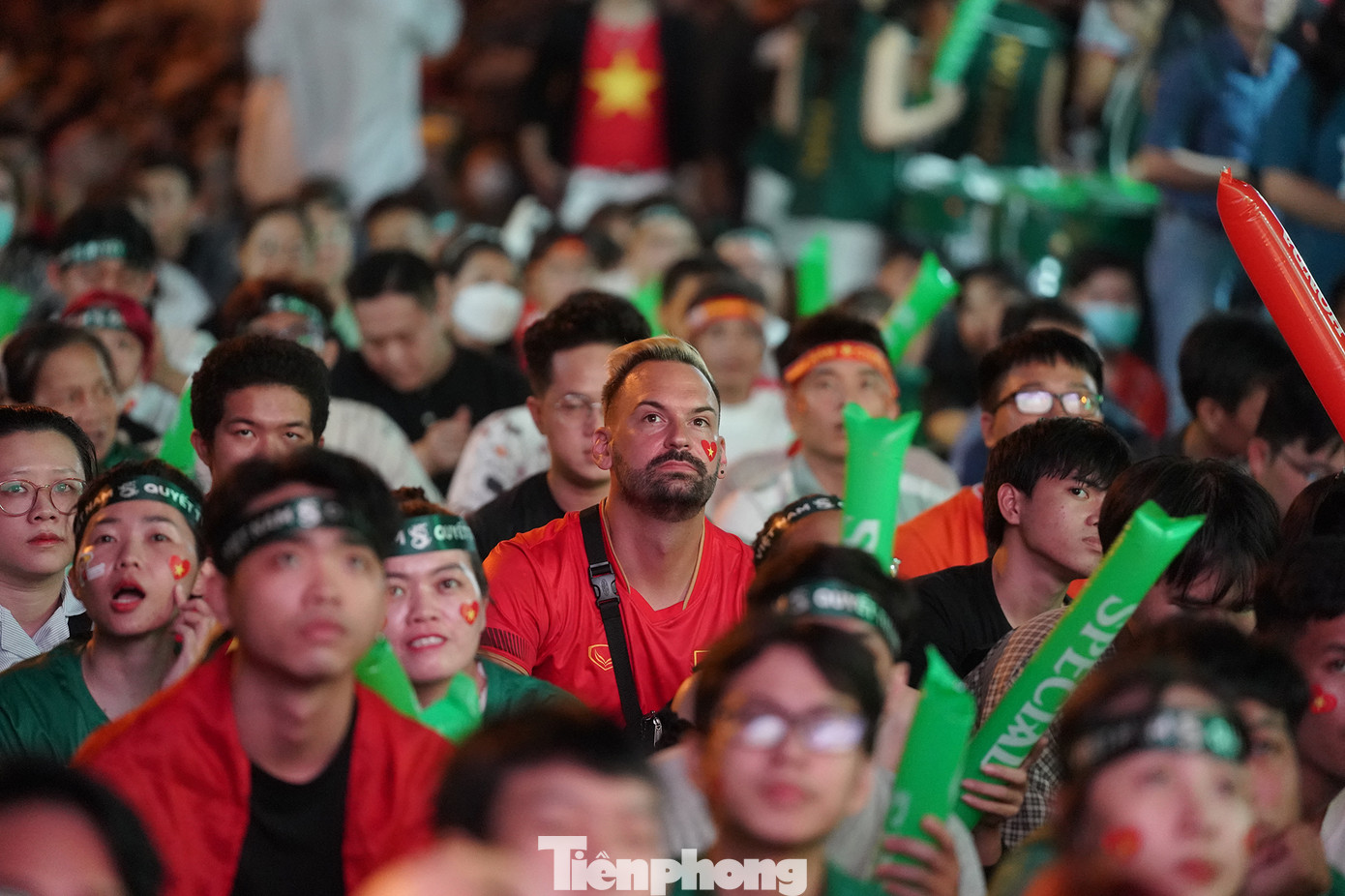 Gương mặt lo lắng của một cổ động viên nước ngoài khi đội tuyển Việt Nam bị thủng lưới. Gương mặt lo lắng của một cổ động viên nước ngoài khi đội tuyển Việt Nam bị thủng lưới.