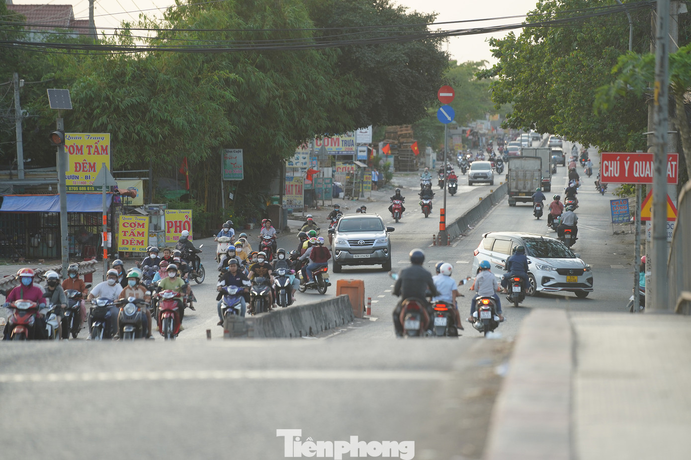 Dọc tuyến tỉnh lộ 824, địa phận huyện Đức Hoà, Long An khá đông phương tiện hướng vào huyện Hóc Môn (TPHCM).