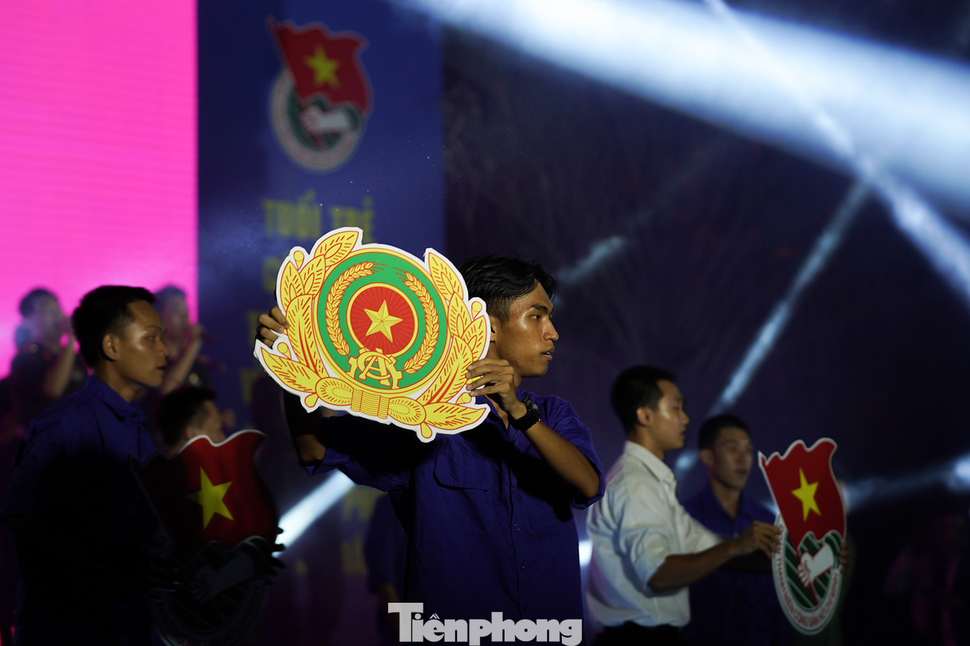 Tiết mục đậm chất &quot;cây nhà lá vườn&quot; bởi những diễn viên không chuyên nhưng được chuẩn bị kỹ lưỡng và chỉn chu các khâu biên đạo, trang phục, đạo cụ...