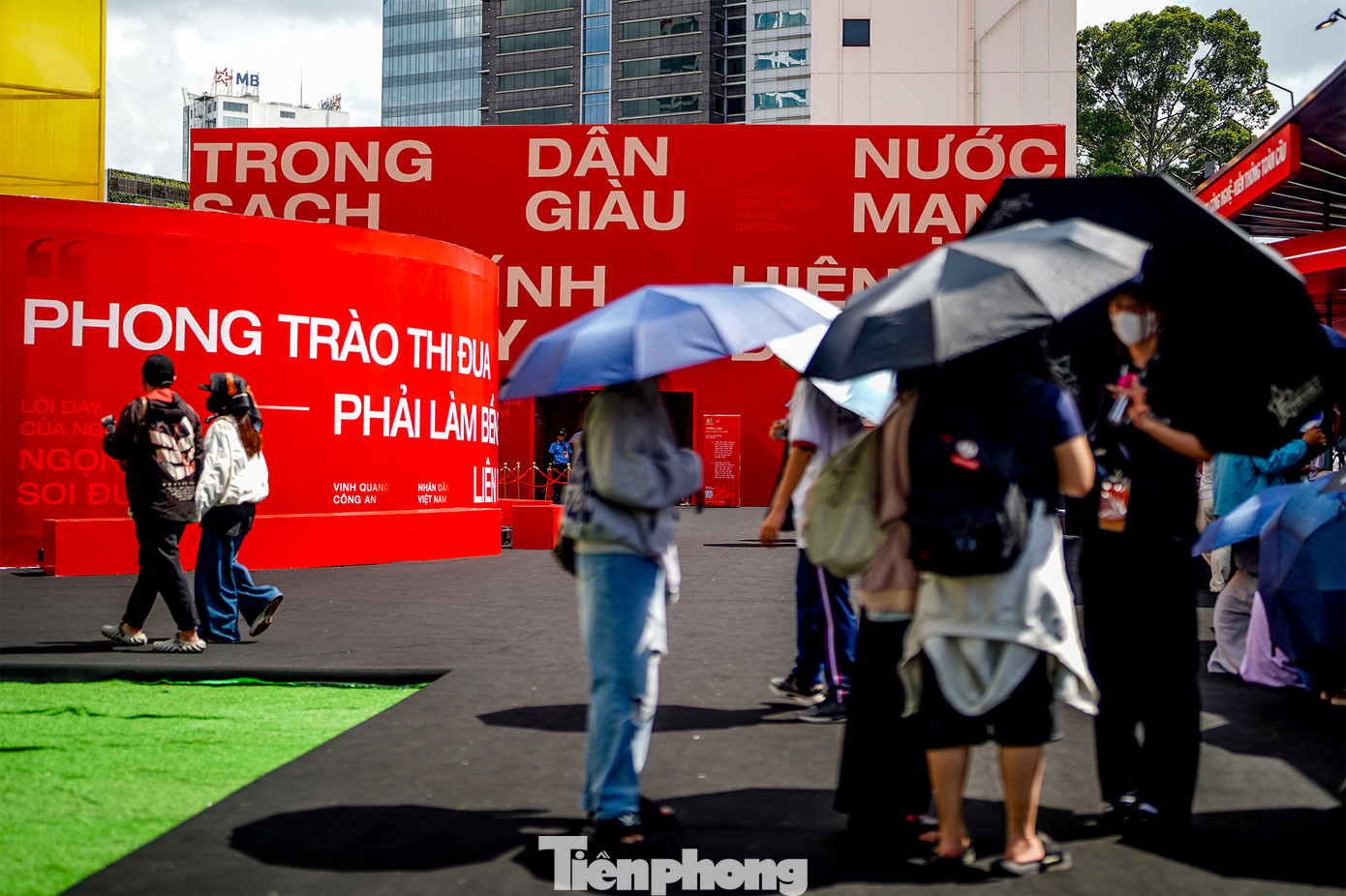 Thời tiết những ngày này ở TPHCM mưa và nắng gắt đan xen nhưng không vì thế mà sức hấp dẫn của triển lãm "Bản hùng ca Công an nhân dân Việt Nam" giảm đi. Thời tiết những ngày này ở TPHCM mưa và nắng gắt đan xen nhưng không vì thế mà sức hấp dẫn của triển lãm "Bản hùng ca Công an nhân dân Việt Nam" giảm đi.