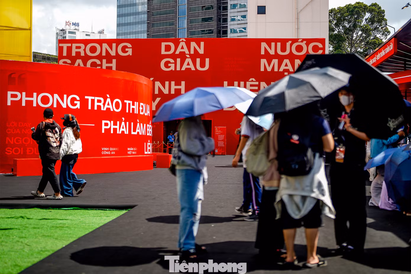 Thời tiết những ngày này ở TPHCM mưa và nắng gắt đan xen nhưng không vì thế mà sức hấp dẫn của triển lãm "Bản hùng ca Công an nhân dân Việt Nam" giảm đi.