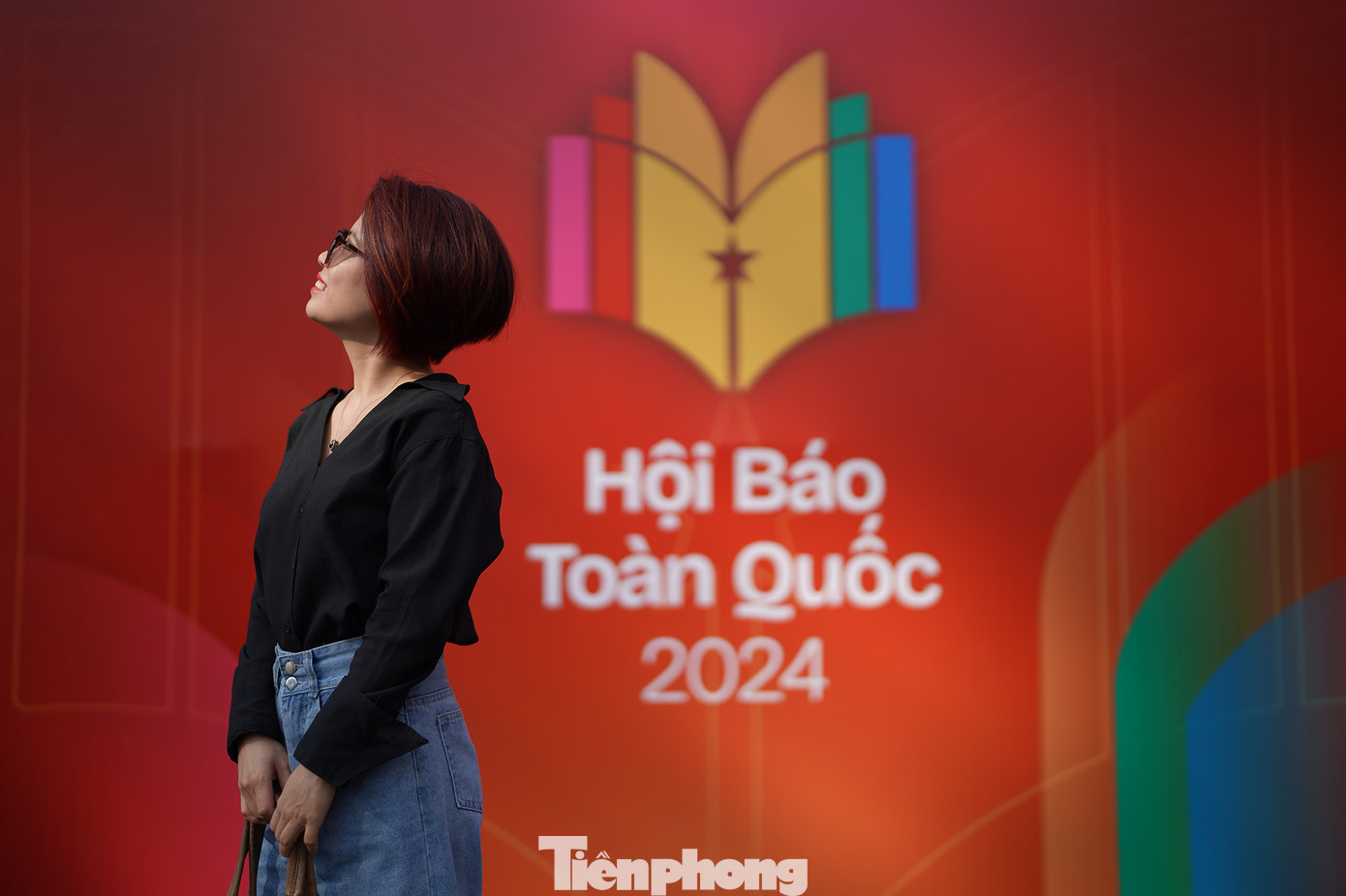 Góc chụp ảnh tại Hội báo thu hút khá đông khách tham quan.