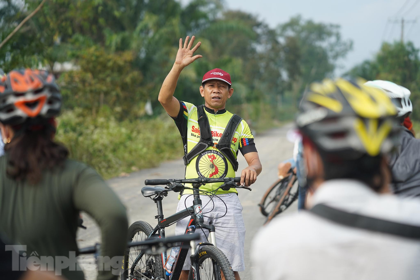 Trước khi lên xe, du khách sẽ nghe các hướng dẫn viên hướng dẫn cách sử dụng xe đạp. Đây là loại xe đạp chuyên dành cho những người chơi thể thao. Giá trị mỗi chiếc xe này khi mới mua khoảng 10 - 12 triệu đồng nên khá chắc chắn, phù hợp nhiều lứa tuổi.