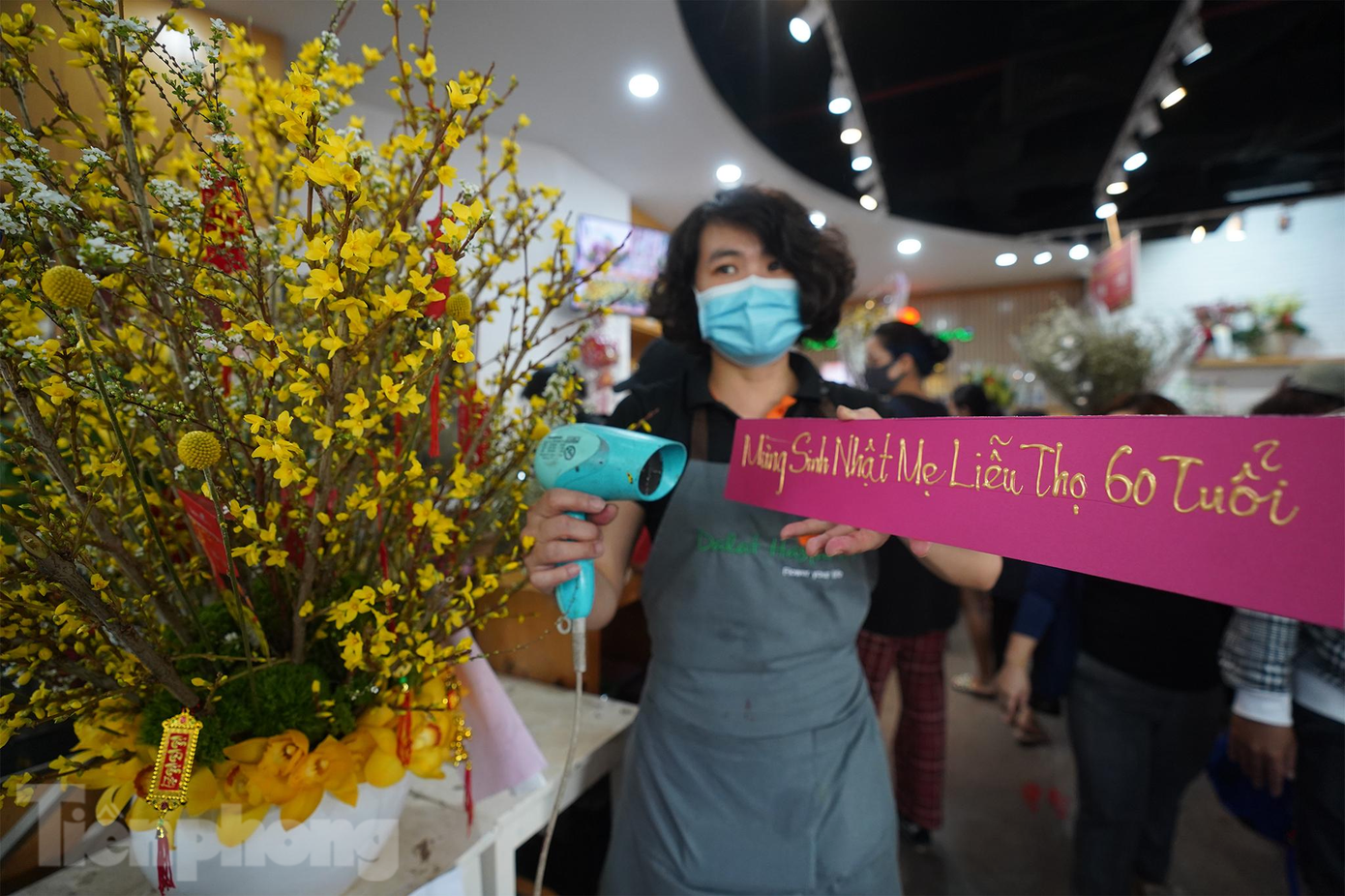 Chậu hoa đặt làm cho lễ mừng thọ có giá gần 10 triệu đồng.