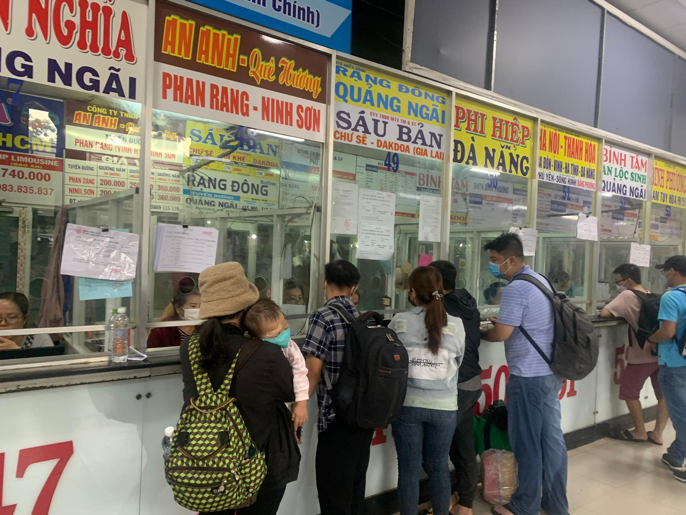 Ông Tạ Chương Chín, Phó Tổng giám đốc Bến xe Miền Đông cho biết, trong 5 ngày từ 31/8 đến ngày 4/9, dự báo lượng hành khách qua bến đạt khoảng 105.000 người, tăng gần 131% so với cùng năm 2020 và 209% so với ngày thường. Lượng khách tăng cao nhất trong ngày 2/9 với hơn 29.000 người. Theo đó, lượng khách tăng mạnh trên một số tuyến có cự ly trung bình ngắn, nhất là các tuyến đi đến trung tâm du lịch như: Bình Phước, Vũng Tàu, Đà Lạt, Phan Thiết, Nha Trang...