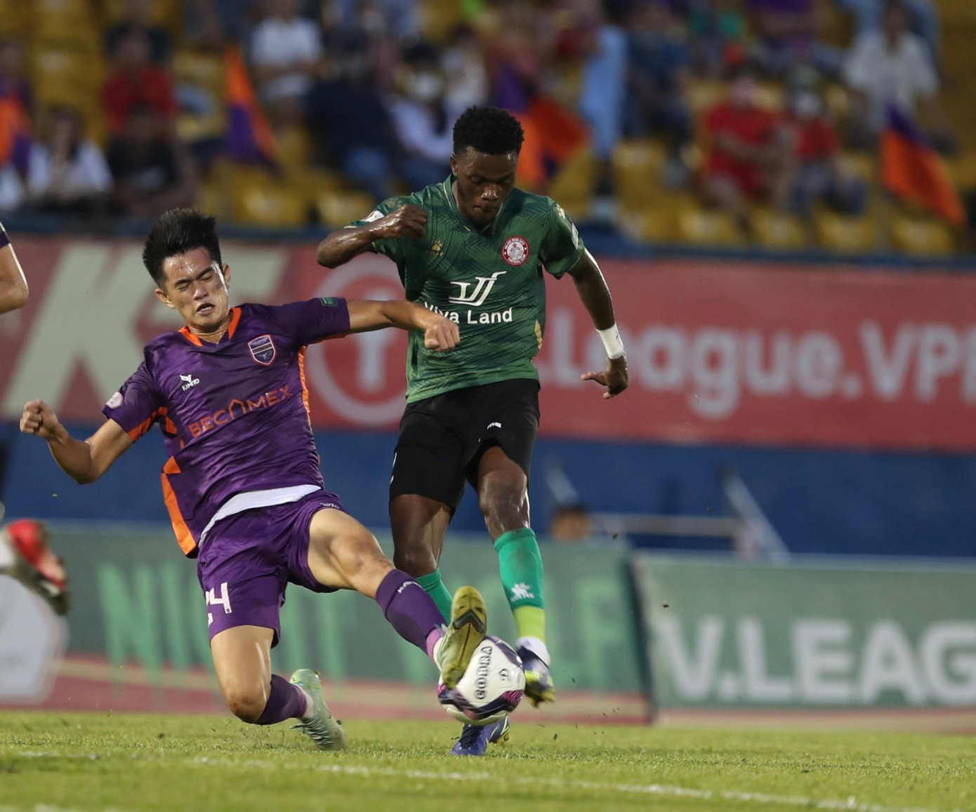 Cầu thủ hai đội Bình Dương vs TPHCM thi đấu rất máu lửa, thậm chí vào bóng khá quyết liệt. Cầu thủ hai đội Bình Dương vs TPHCM thi đấu rất máu lửa, thậm chí vào bóng khá quyết liệt.