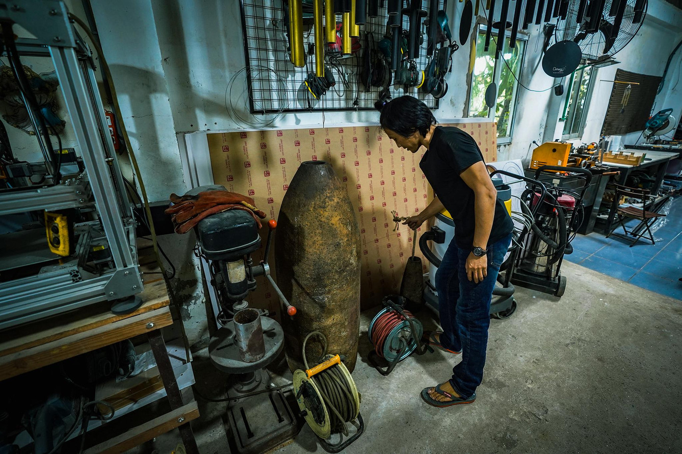 Tiếng lành đồn xa về tay nghề của người thợ chuyên tạo ra âm thanh cho những chiếc chuông, anh Hồng Đức nhận cả một vỏ trái bom B52 từ khách hàng nhờ cải tạo thành chuông. “Tôi sẽ cố gắng biến công cụ sát thương nặng 170kg này thành chiếc chuông đặc biệt”, anh Đức bộc bạch.