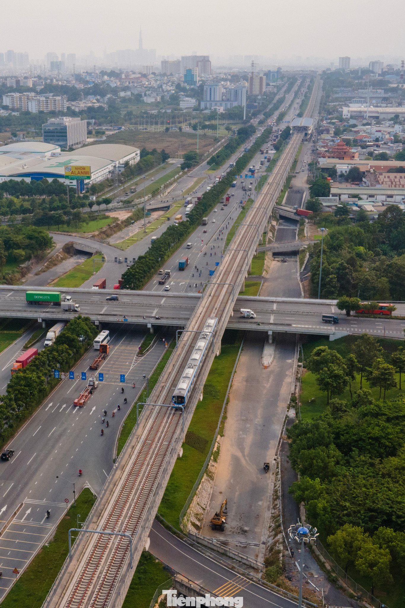 Lộ trình chạy thử lần này dài hơn 12 km, bắt đầu từ ga Bến xe Suối Tiên, đi qua các ga Đại học Quốc gia TPHCM, Khu Công nghệ cao, Thủ Đức, Bình Thái, Phước Long, Rạch Chiếc và kết thúc tại ga An Phú. Đây là hành trình dài nhất trong các lần chạy thử từ trước đến nay. Hàng trăm khách trải nghiệm trong khoang tàu. Theo thiết kế, đoàn tàu ba toa có sức chứa 930 khách (147 khách ngồi và 783 khách đứng).
