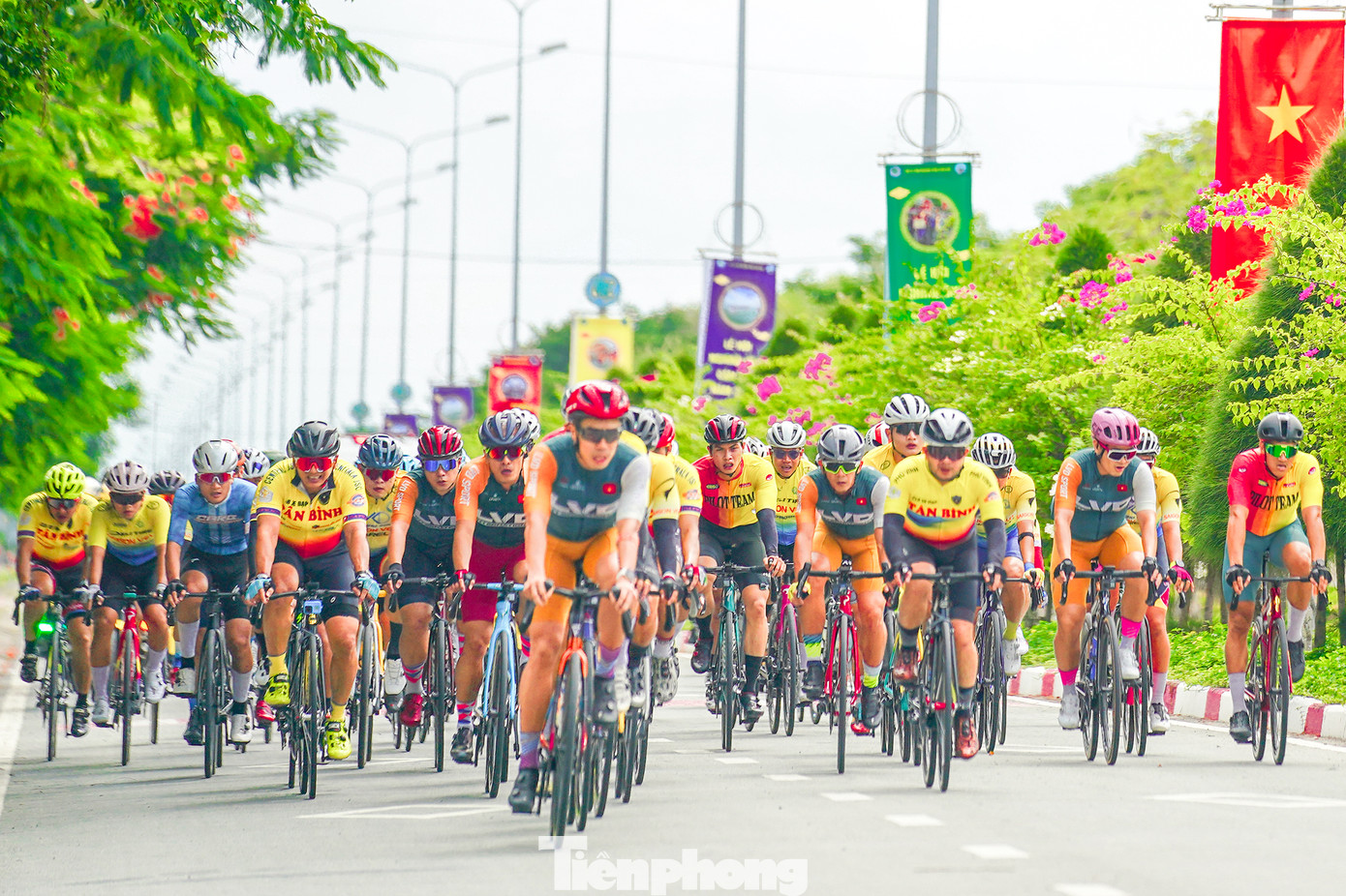 Các tay đua đang qua các cung đường đẹp của thị trấn Cần Thạnh như Lương Văn Nho, Đào Cử, Tắc Xuất, Duyên Hải...