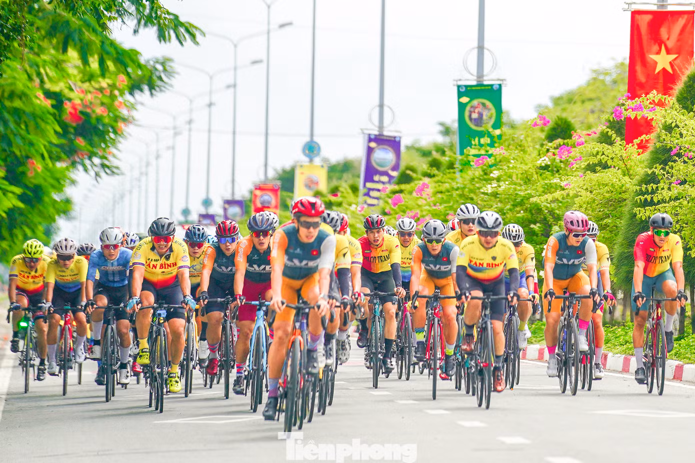 Các tay đua đang qua các cung đường đẹp của thị trấn Cần Thạnh như Lương Văn Nho, Đào Cử, Tắc Xuất, Duyên Hải...