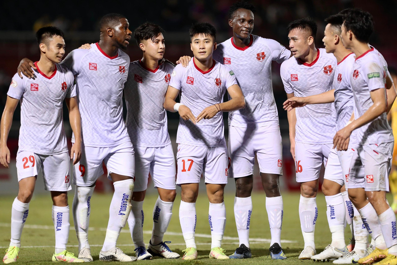 Kết thúc trận đấu, không có kịch tính xuất hiện trong những phút cuối trận. Hải Phòng bảo toàn thắng lợi tối thiểu 1-0 đến tiếng còi mãn cuộc, qua đó lấy ngôi đầu bảng từ tay Hà Nội với 1 điểm nhiều hơn. Trong khi đó Sài Gòn sẽ lại rơi xuống vị trí cuối bảng nếu Hà Tĩnh đánh bại Viettel ở trận đấu diễn ra vào ngày chủ nhật tới.