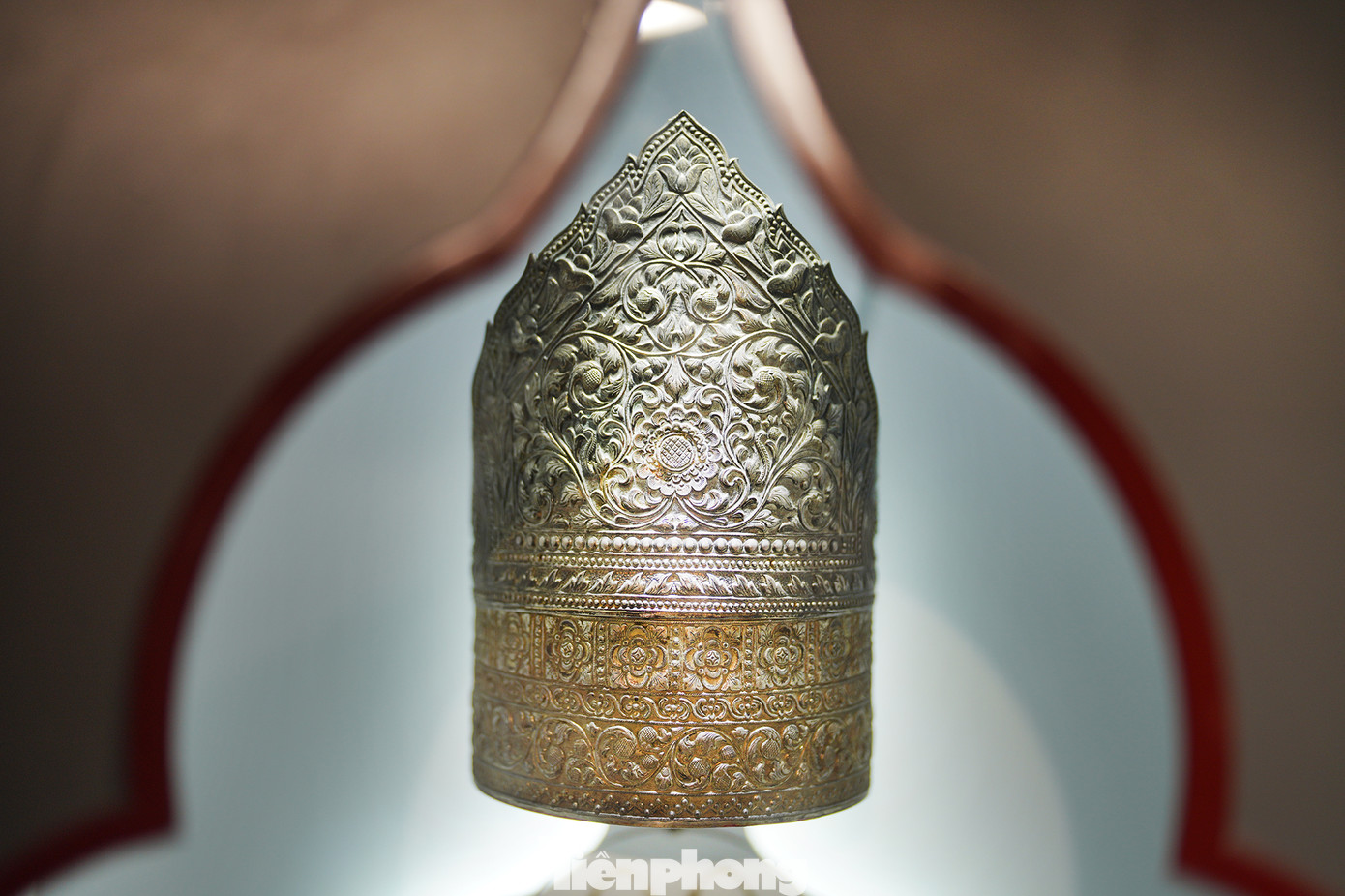 Chiếc mão tinh xảo của dân tộc Chăm.