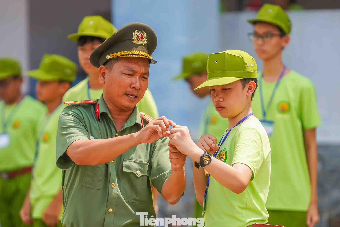 Các chiến sĩ nhí được các chiến sĩ lực lượng công an tỉnh Long An hướng dẫn các thế võ tự vệ cơ bản.