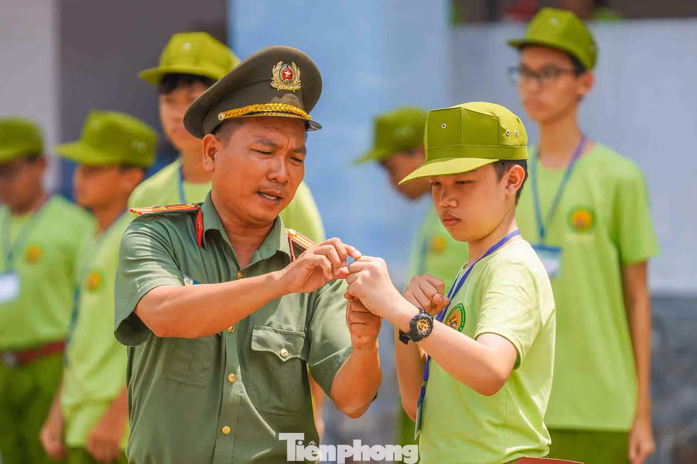Các chiến sĩ nhí được các chiến sĩ lực lượng công an tỉnh Long An hướng dẫn các thế võ tự vệ cơ bản.