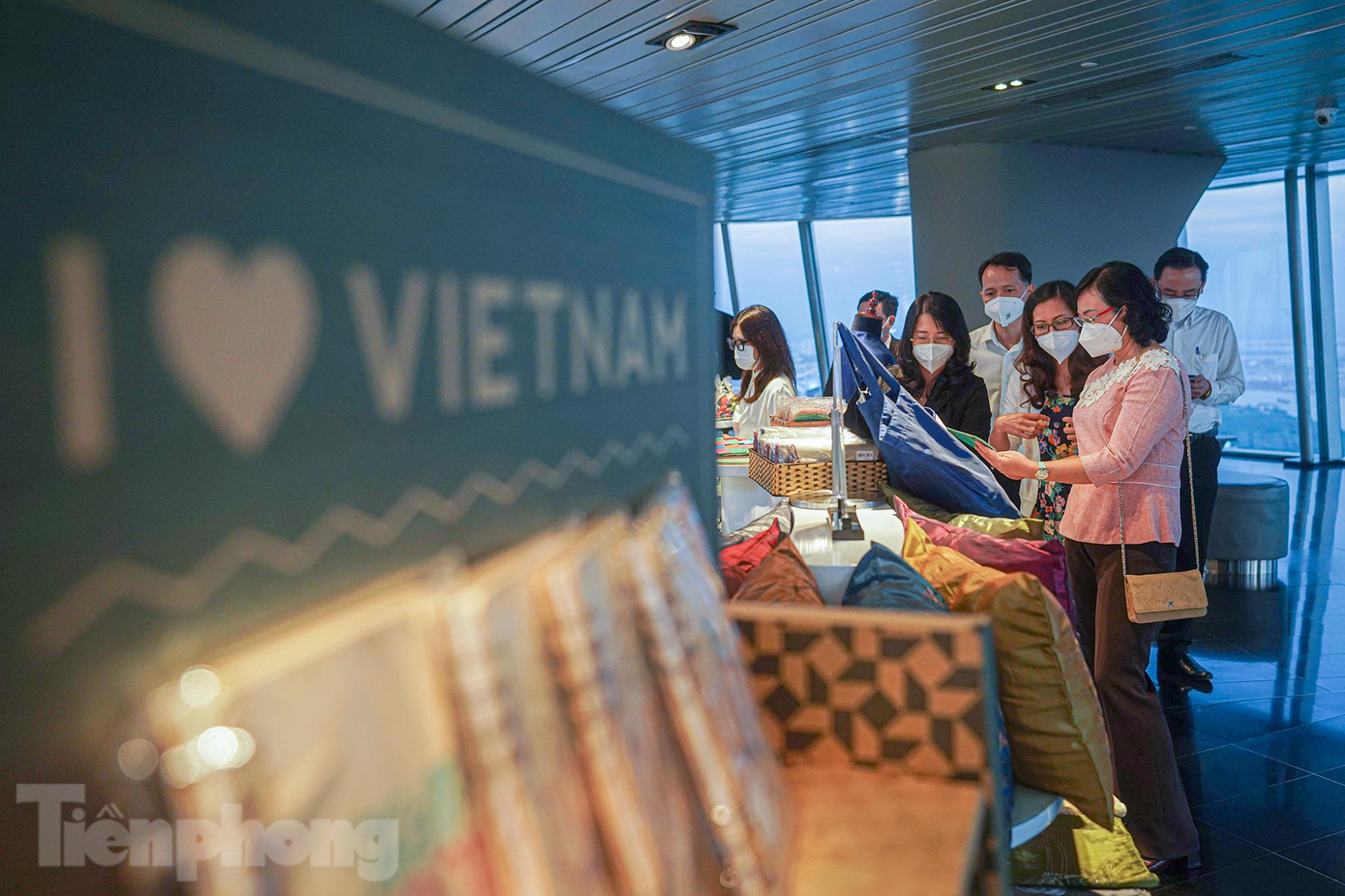 Bà Phan Thị Thắng (áo hồng), Phó Chủ tịch UBND TPHCM cùng lãnh đạo Sở Du lịch, các doanh nghiệp lữ hành trong một lần khảo sát các điểm du lịch ở trung tâm thành phố. Cụ thể, địa điểm trong ảnh là tầng 49, toà nhà Bitexco. Bà Phan Thị Thắng (áo hồng), Phó Chủ tịch UBND TPHCM cùng lãnh đạo Sở Du lịch, các doanh nghiệp lữ hành trong một lần khảo sát các điểm du lịch ở trung tâm thành phố. Cụ thể, địa điểm trong ảnh là tầng 49, toà nhà Bitexco.