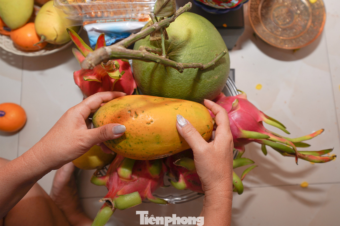 Mâm ngũ quả ngày tết cũng được nhà bà Thu Ba thay mới. Mâm ngũ quả ngày tết phải chưng trái cây có màu đẹp tượng trưng cho ngũ hành (kim, mộc, thủy, hỏa, thổ), tên của trái cây cũng phải hay, gửi gắm mong ước như mãng cầu, sung, dừa, đu đủ, xoài…