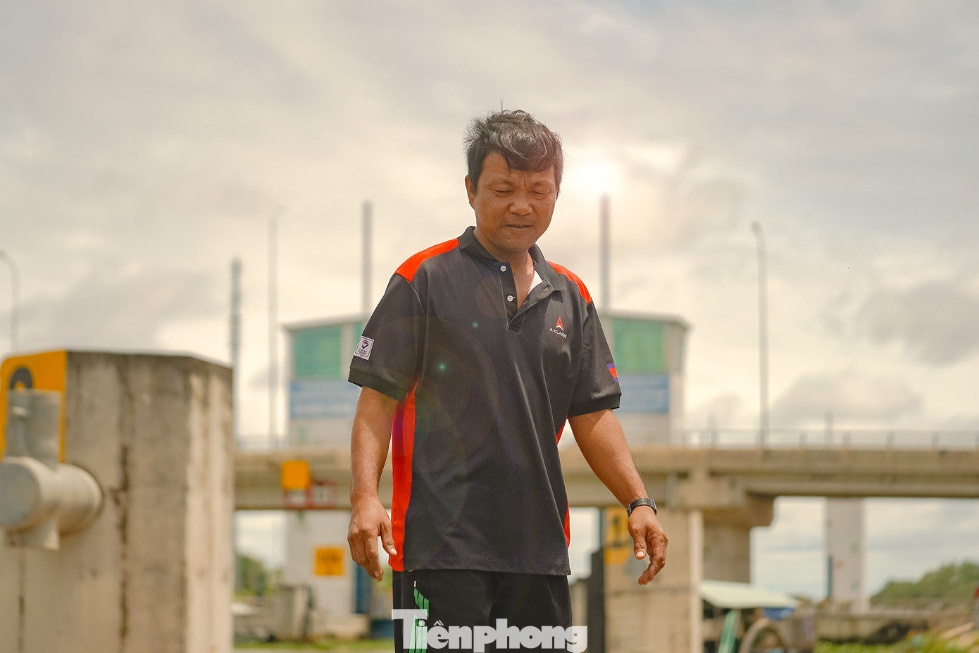 &quot;Từ khi có âu tàu, việc di chuyển qua đây thuận tiện hơn. Con nước rất quan trọng với người đi sông nước, nước xuôi dòng chảy mạnh thì mất lái, nước ngược dòng thì máy yếu không chạy nổi. Trước khi có âu tàu, cống Rạch Chanh bề ngang nhỏ, ghe tàu lớn không qua được. Nếu đi đường vòng thì phải chạy lên Thạnh Hoá, thêm khoảng 50 km nữa. Nếu đi ngược nước mà có tải thì mất khoảng 12 lít dầu/giờ, mất gần cả ngày, cỡ 8 tiếng mới được 50 km&quot;, anh Phạm Văn Thưng, ngụ tại chợ Tiên Nhơn (huyện Thạnh Hoá, Long An) cho biết.