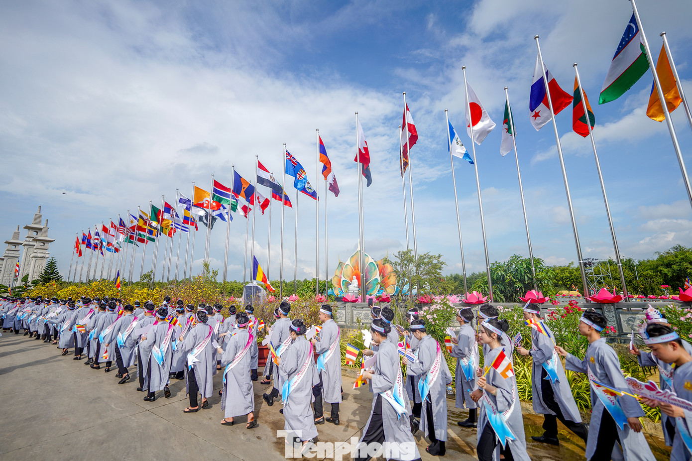 Từ sáng sớm, dòng người đã đổ về khuôn viên chùa Thanh Tâm. Dưới sự hướng dẫn của ban tổ chức, họ xếp hàng tuần tự để chờ đợi tới lượt được chiêm bái xá lợi Đức Phật.